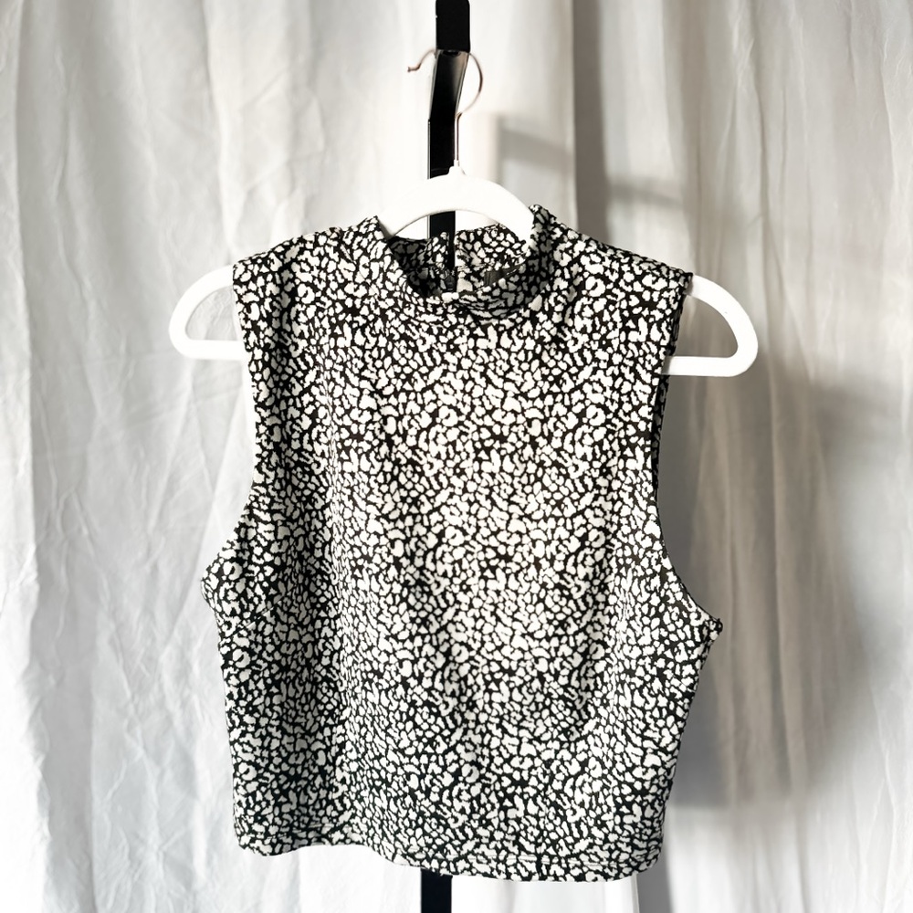Forever 21 Women’s Medium Tank Collared Black and White Pattern